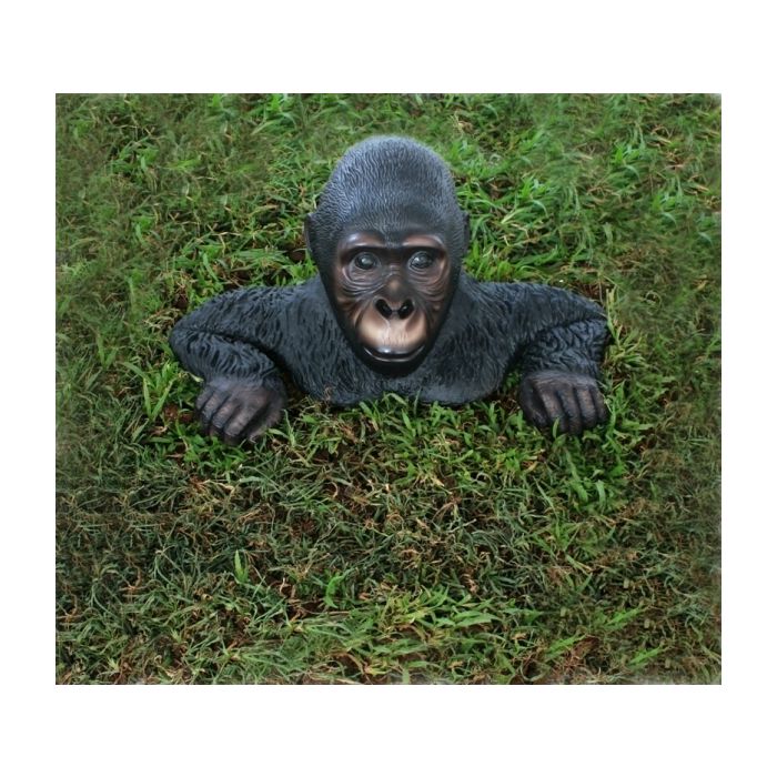 Gorilla aus Boden kletternd lebensgroß Dekorationsfigur