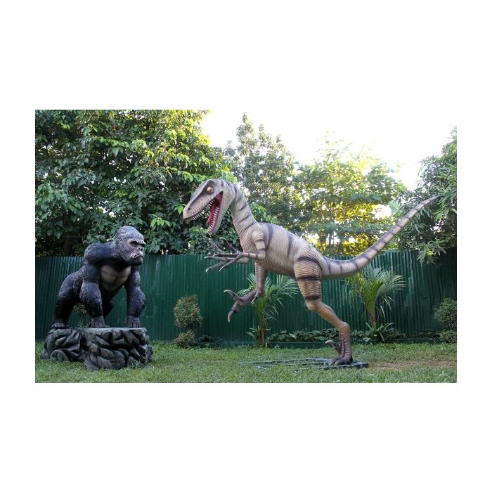 Dinosaurier Velociraptor kämpft mit Gorilla lebensgroß Deko- & Werbefigur