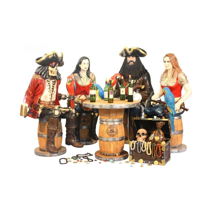 Piraten auf Weinfässern mit Weinfasstisch und Schatztruhe lebensgroß Dekorationsfigur