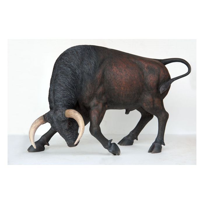 Großer Stier mit gesenktem Kopf lebensgroß Deko- & Werbefigur