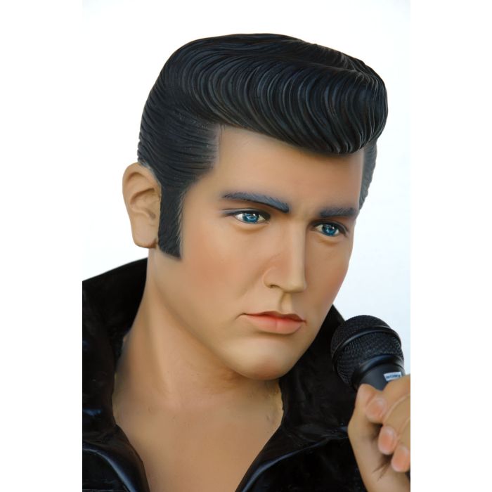 Junger stehender Elvisdouble singend mit Mikrofon lebensgroß Deko- & Werbefigur