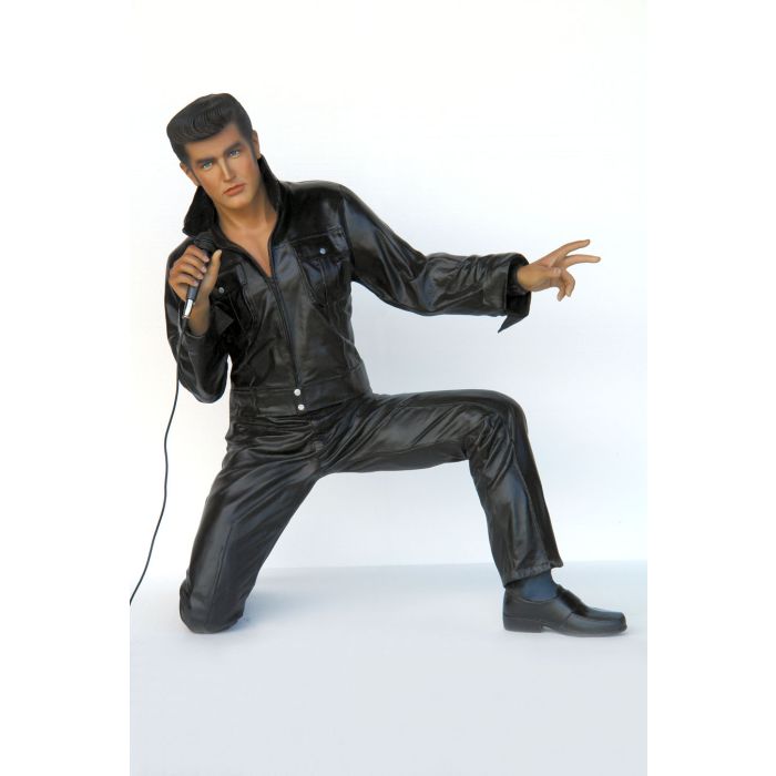 Junger hockender Elvisdouble singend mit Mikrofon lebensgroß Deko- & Werbefigur