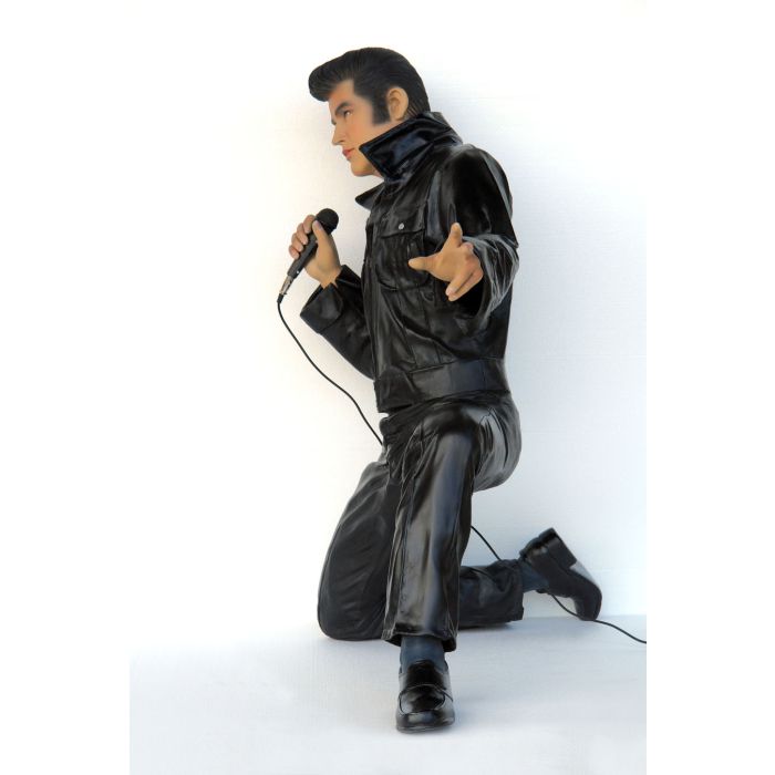 Junger hockender Elvisdouble singend mit Mikrofon lebensgroß Deko- & Werbefigur