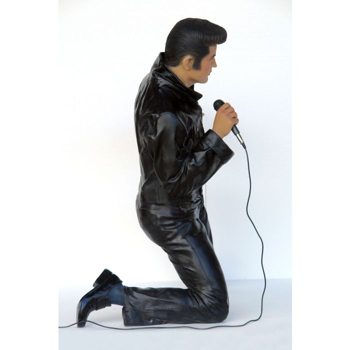 Junger hockender Elvisdouble singend mit Mikrofon lebensgroß Deko- & Werbefigur