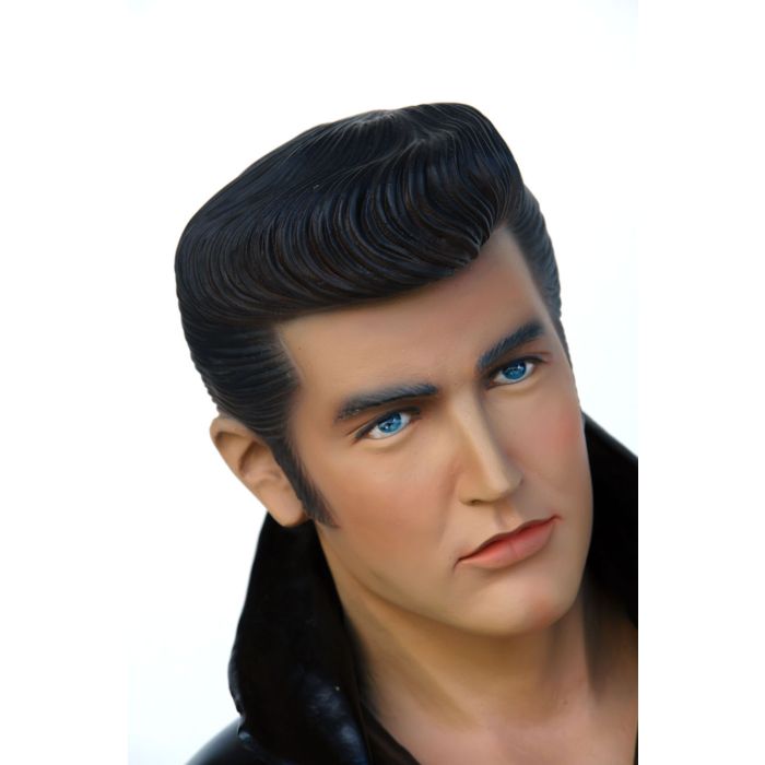 Junger hockender Elvisdouble singend mit Mikrofon lebensgroß Deko- & Werbefigur