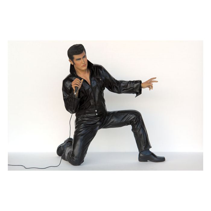 Junger hockender Elvisdouble singend mit Mikrofon lebensgroß Deko- & Werbefigur