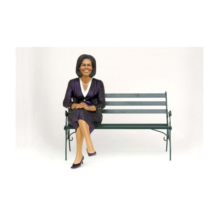 Michelle Obama sitzend auf Bank lebensgroß Dekorationsfigur