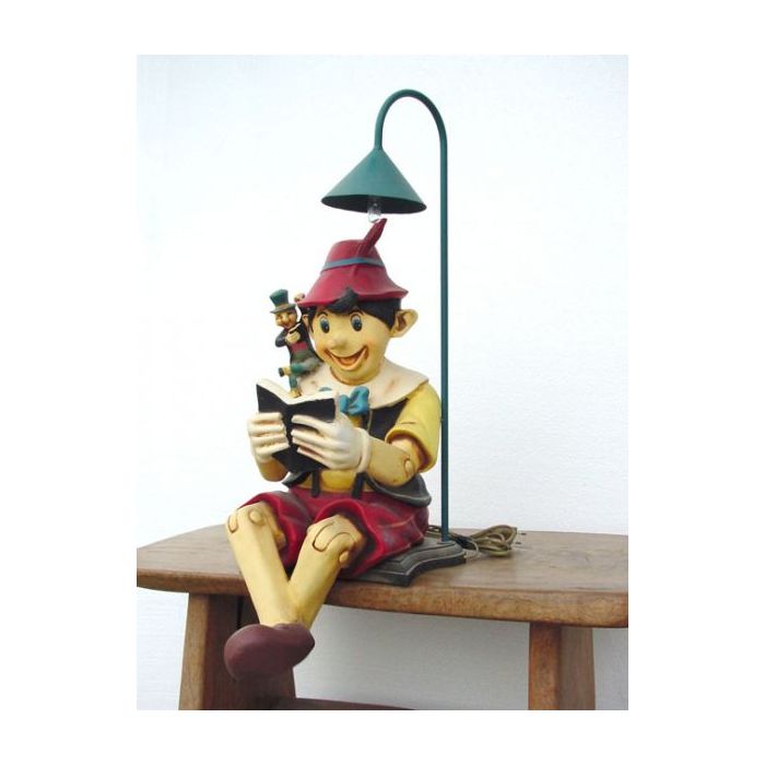 Pinocchio lesend mit Lampe lebensgroß Beleuchtung
