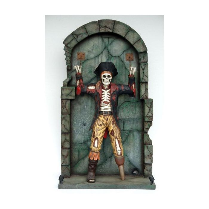 Piratenskelett an Mauer lebensgroß Dekorationsfigur