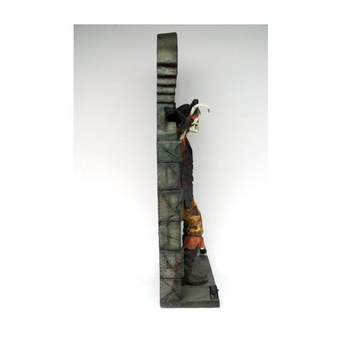 Piratenskelett an Mauer lebensgroß Dekorationsfigur