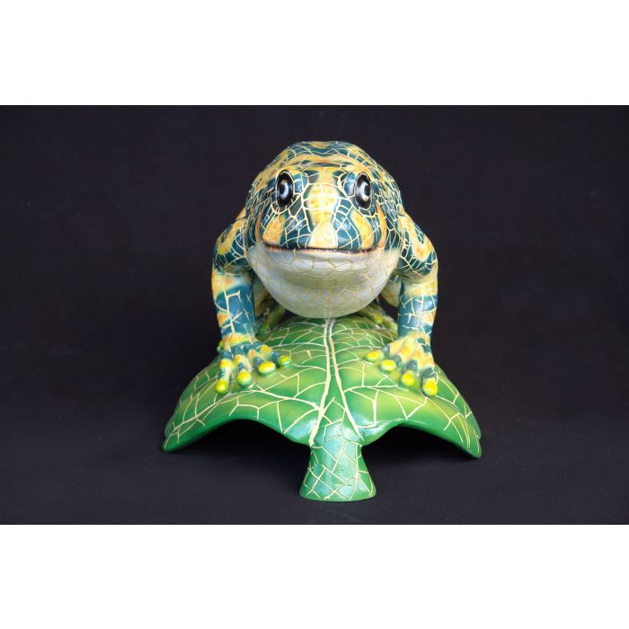 großer Frosch auf Blatt im Mosaikdesign vergrößert Dekorationsfigur