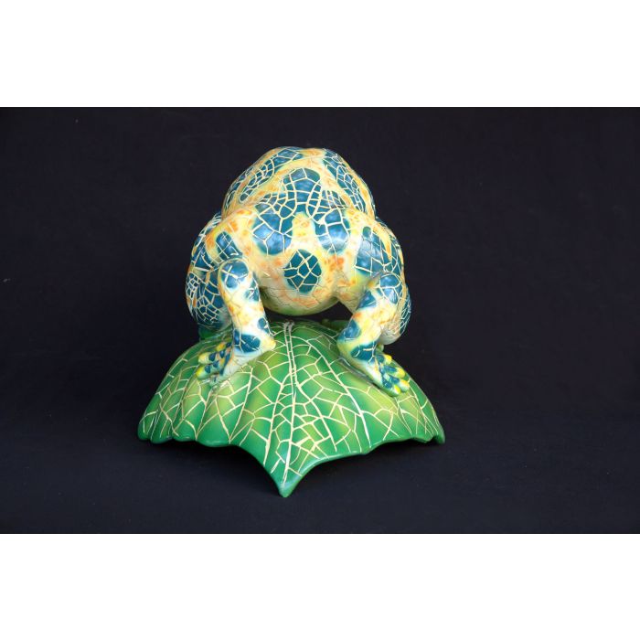 großer Frosch auf Blatt im Mosaikdesign vergrößert Dekorationsfigur