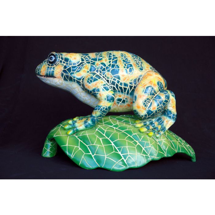 großer Frosch auf Blatt im Mosaikdesign vergrößert Dekorationsfigur