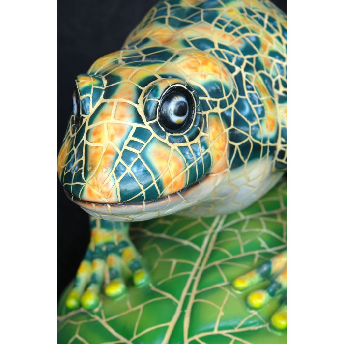 großer Frosch auf Blatt im Mosaikdesign vergrößert Dekorationsfigur
