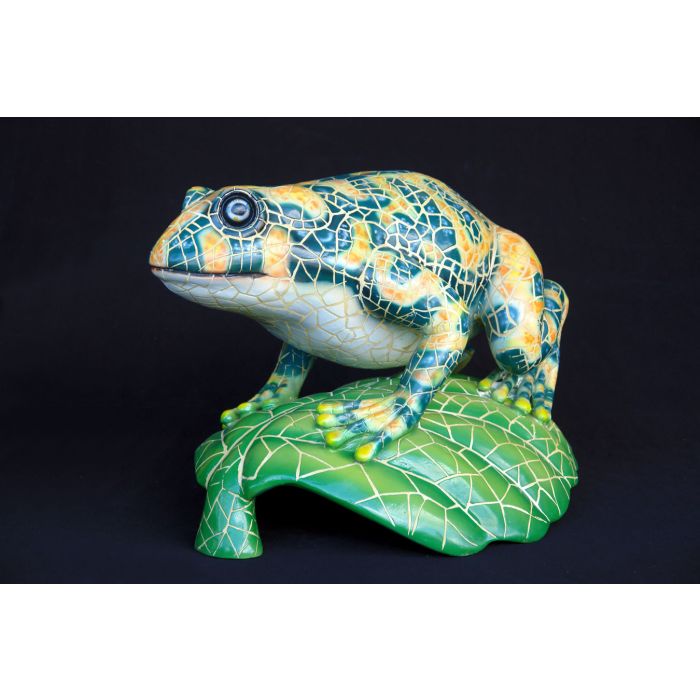 großer Frosch auf Blatt im Mosaikdesign vergrößert Dekorationsfigur