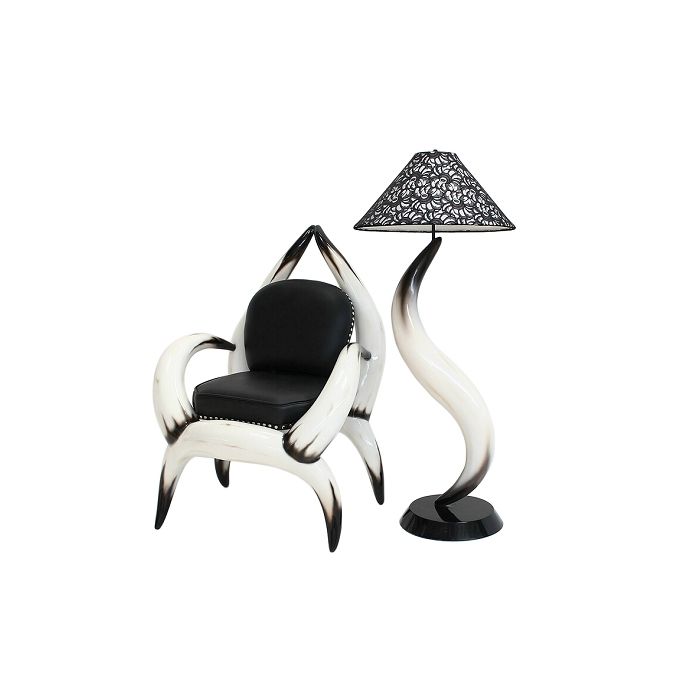 Stierhornsitz und Lampe lebensgroß Beleuchtung, Sitzmöglichkeit