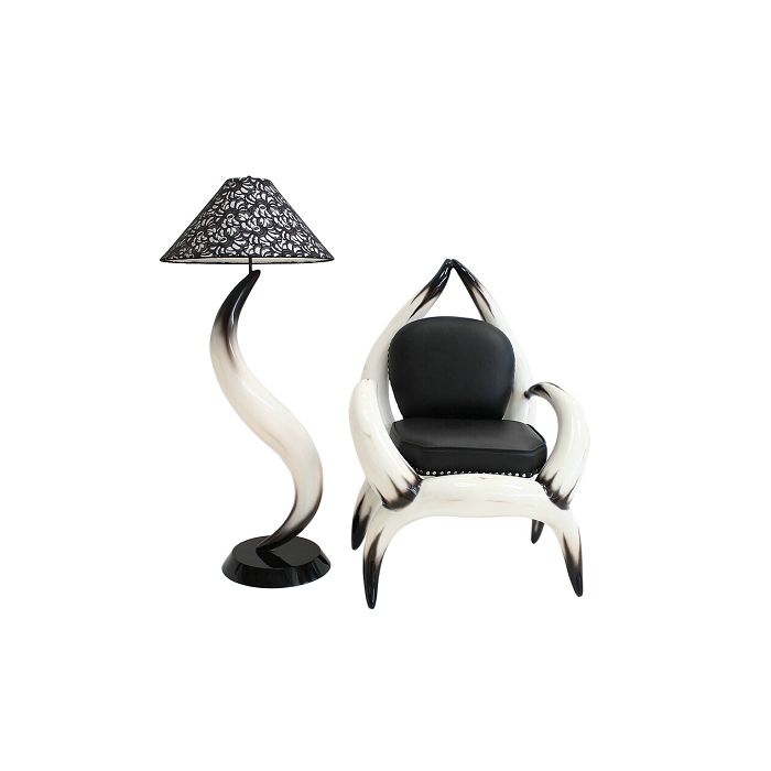 Stierhornsitz und Lampe lebensgroß Beleuchtung, Sitzmöglichkeit