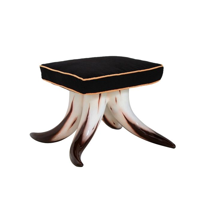 Stierhorn Fußhocker mit schwarzem Polster lebensgroß Sitzmöglichkeit