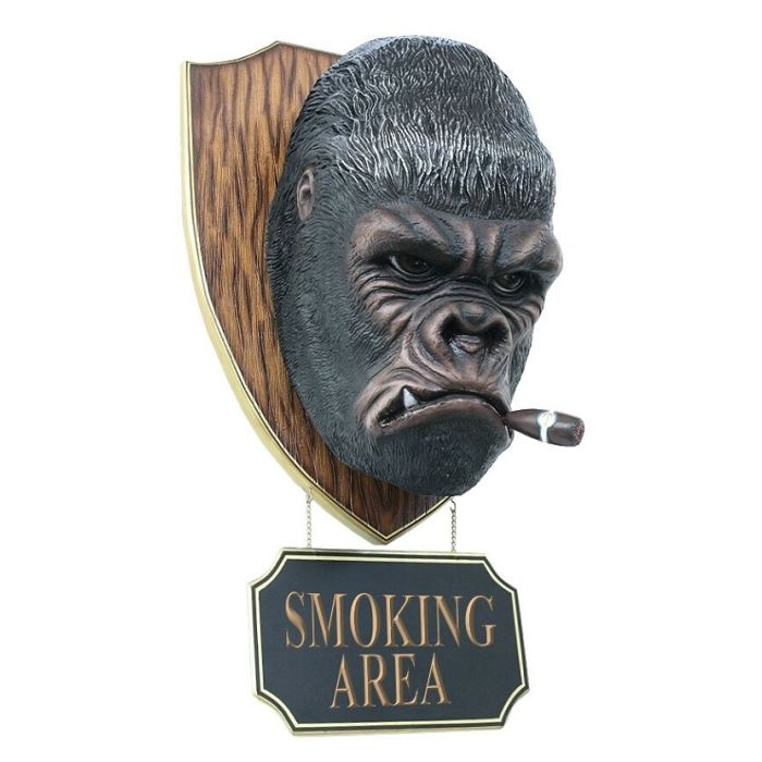 Gorillakopf mit Zigarre und *Smoking Area*Schild lebensgroß Dekoköpfe & Büsten