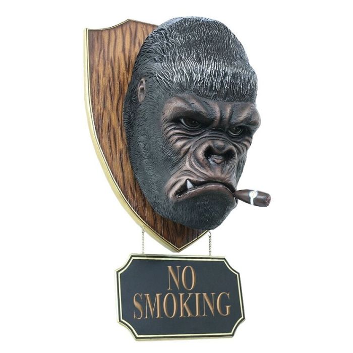 Gorillakopf mit Zigarre und *No Smoking*Schild lebensgroß Dekoköpfe & Büsten