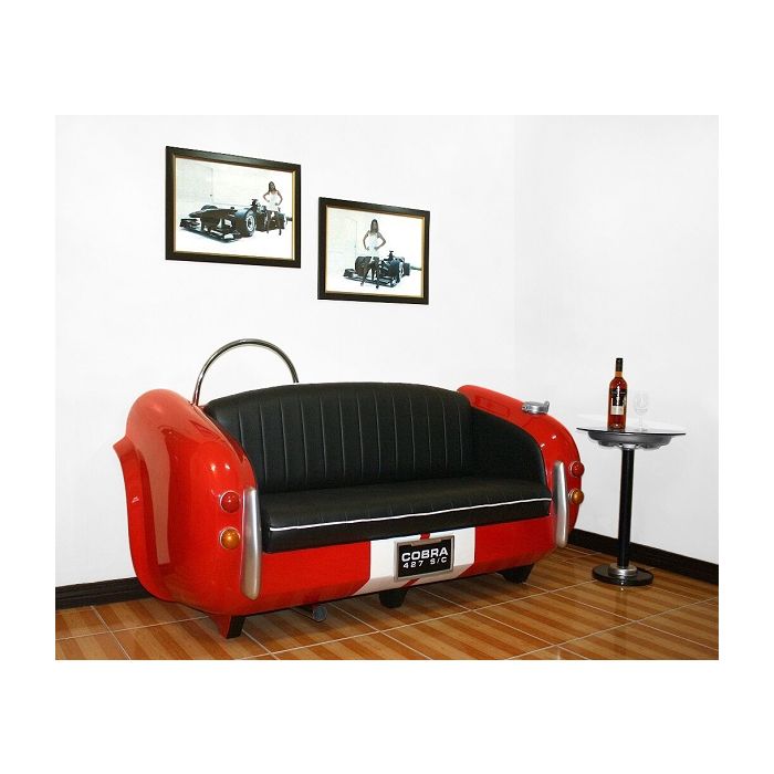 Sofa Cobra Rot mit schwarzem Polster lebensgroß Sitzmöglichkeit