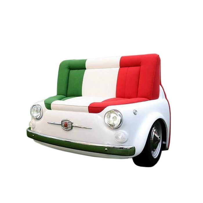 Sofa Fiat 500 Weiß mit italienischem Farben als Polster lebensgroß Sitzmöglichkeit