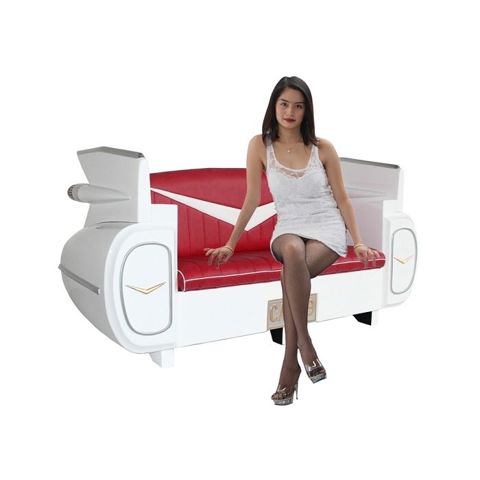 Sofa Cadillac Weiß mit rotem Polster lebensgroß Sitzmöglichkeit