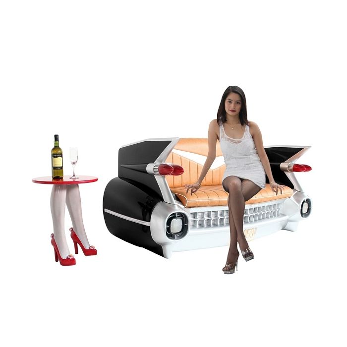 Sofa Cadillac Schwarz mit braunem Polster und Zeitschriften und  lebensgroß Sitzmöglichkeit, Tisch