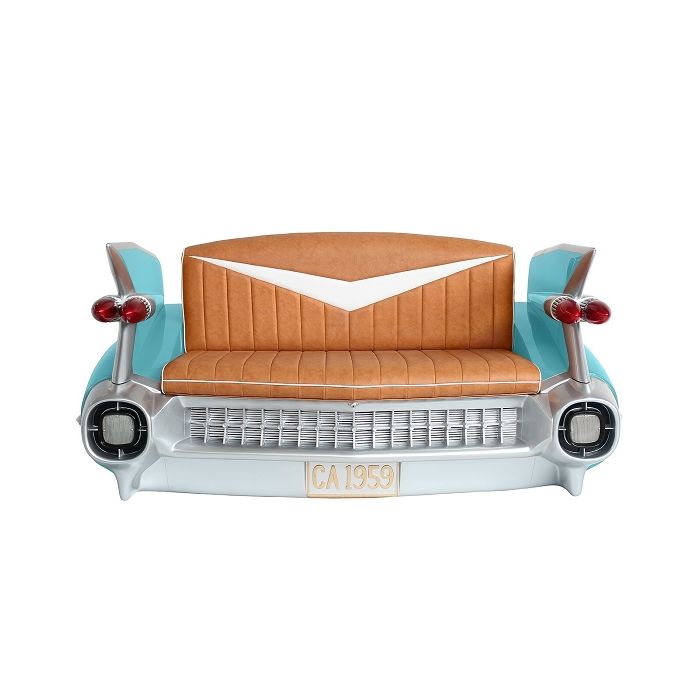 Sofa Cadillac Hellblau mit braunem Polster und Zeitschriften und lebensgroß Sitzmöglichkeit, Tisch