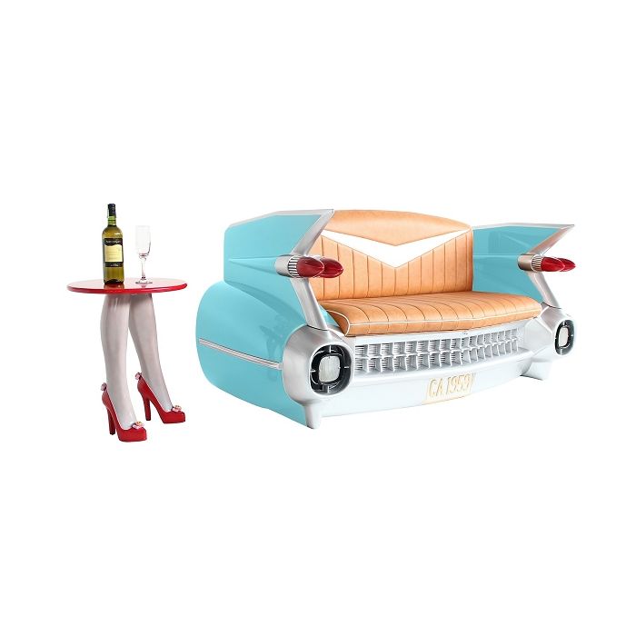 Sofa Cadillac Hellblau mit braunem Polster und Zeitschriften und lebensgroß Sitzmöglichkeit, Tisch