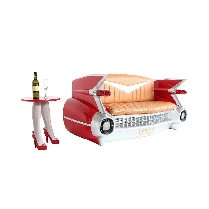 Sofa Cadillac Rot mit braunem Polster und Zeitschriften und Getr lebensgroß Sitzmöglichkeit, Tisch