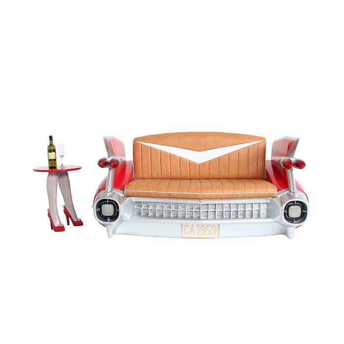 Sofa Cadillac Rot mit braunem Polster und Zeitschriften und Getr lebensgroß Sitzmöglichkeit, Tisch