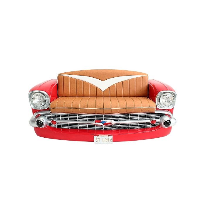 Sofa Chevy Rot mit braunem Polster und Zeitschriften und Getränk lebensgroß Sitzmöglichkeit