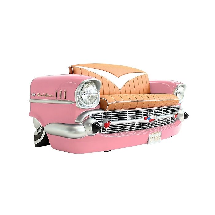 Sofa Chevy Rosa mit braunem Polster und Zeitschriften und Geträn lebensgroß Sitzmöglichkeit
