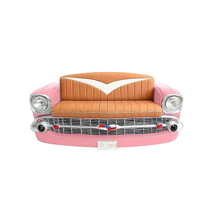 Sofa Chevy Rosa mit braunem Polster und Zeitschriften und Geträn lebensgroß Sitzmöglichkeit