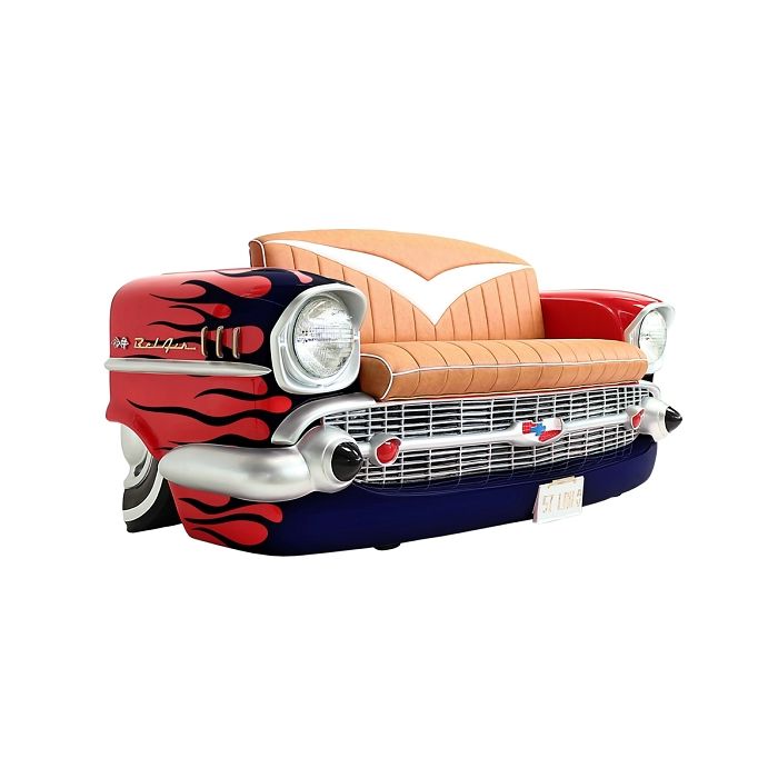 Sofa Chevy Rot mit blauen Flammen und Zeitschriften und Getränke lebensgroß Sitzmöglichkeit