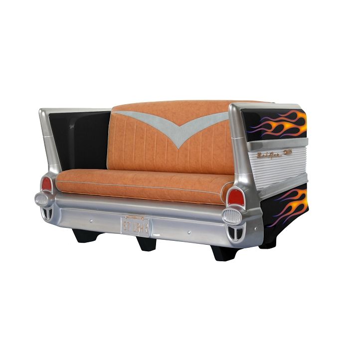 Sofa Chevy Schwarz mit orange blauen Flammen lebensgroß Sitzmöglichkeit
