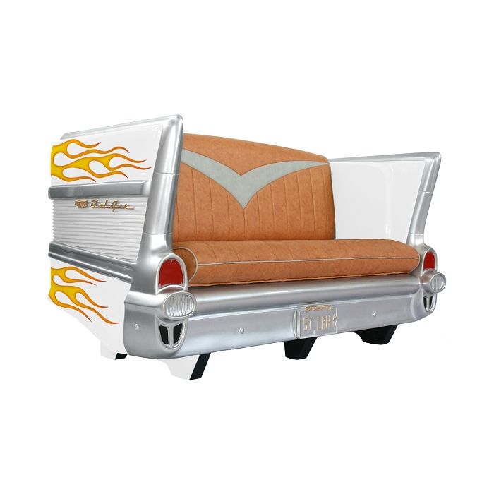 Sofa Chevy Weiß mit orangenen Flammen lebensgroß Sitzmöglichkeit