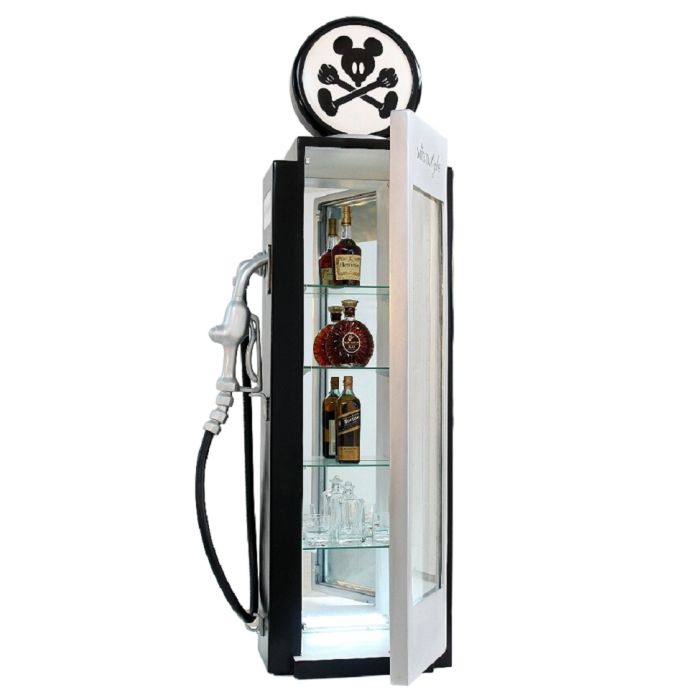 Retro Zapfsäule Schwarz Weiß als Vitrine lebensgroß Aufbewahrung