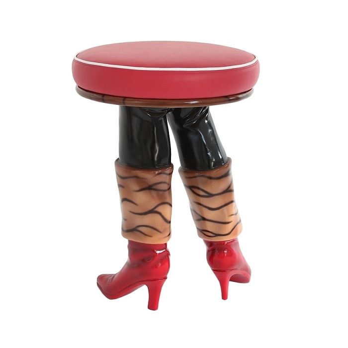 Rote Stiefel Hocker lebensgroß Sitzmöglichkeit