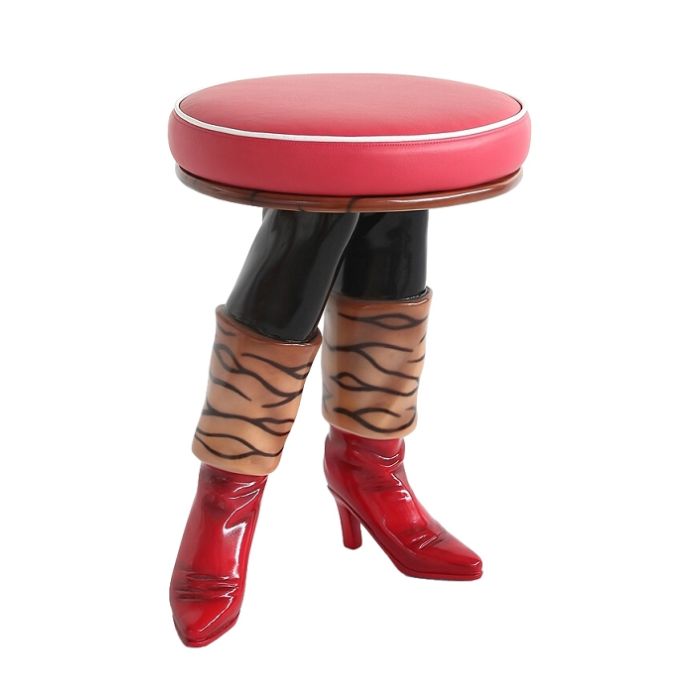 Rote Stiefel Hocker lebensgroß Sitzmöglichkeit
