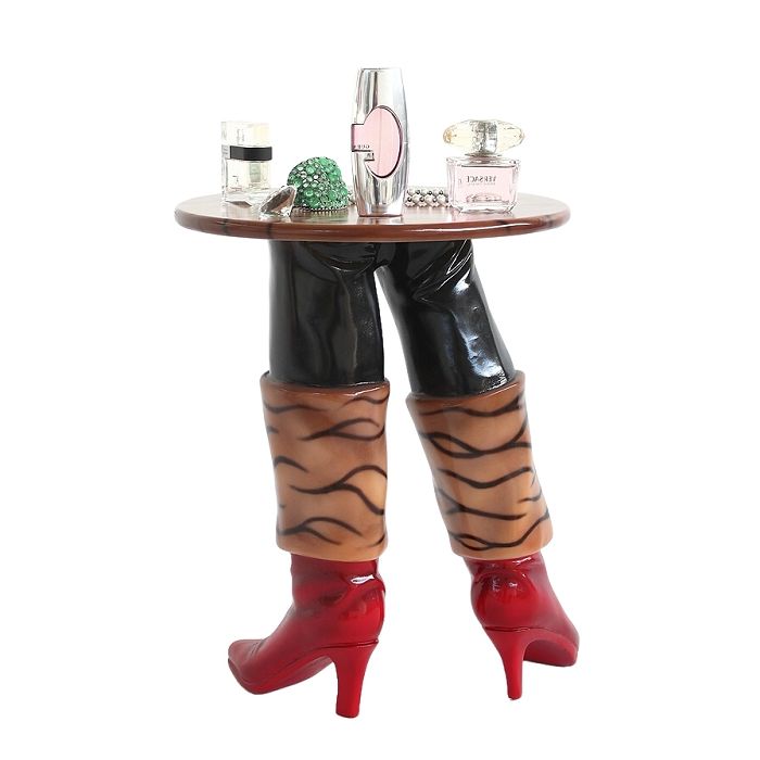 Rote Stiefel Tisch lebensgroß Tisch