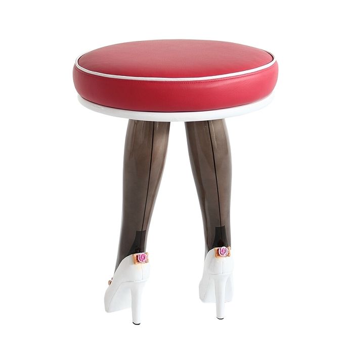 Weiße Highheels Hocker lebensgroß Sitzmöglichkeit