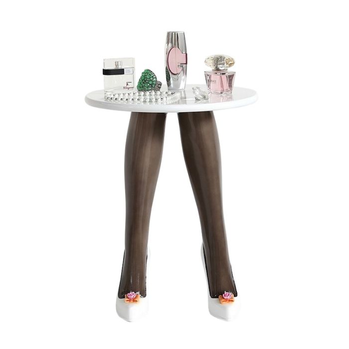 Weiße Highheels Tisch lebensgroß Tisch