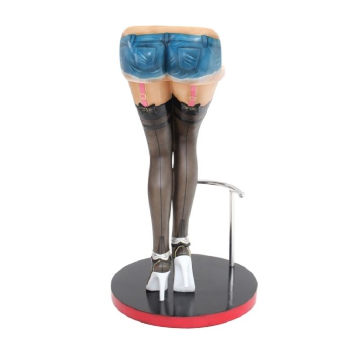 Sexy Frauenbeine Schwarz mit Jeans Shorts Barhocker lebensgroß Sitzmöglichkeit