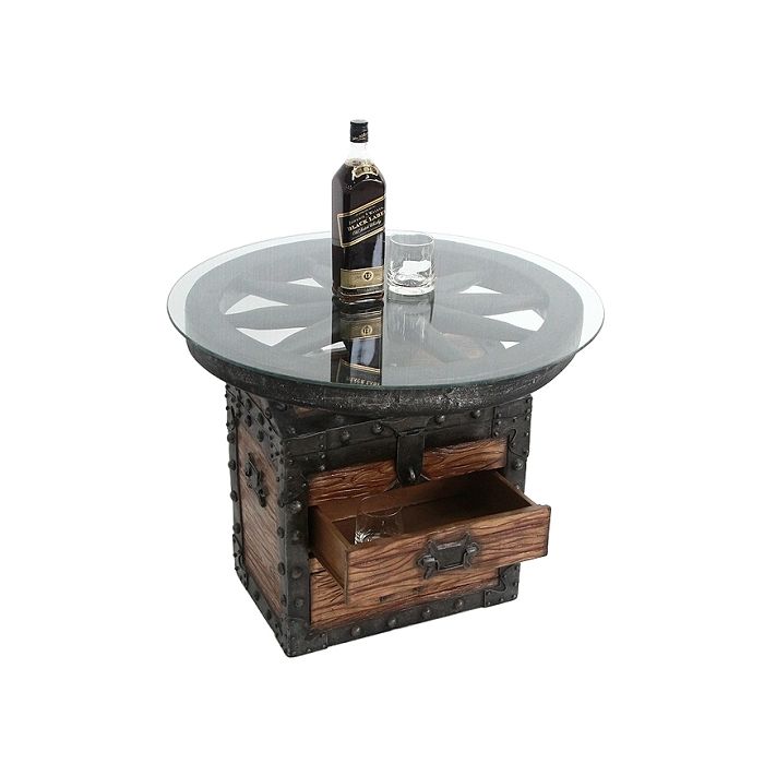 Truhe und Wagenrad Tisch mit Glasplatte lebensgroß Tisch