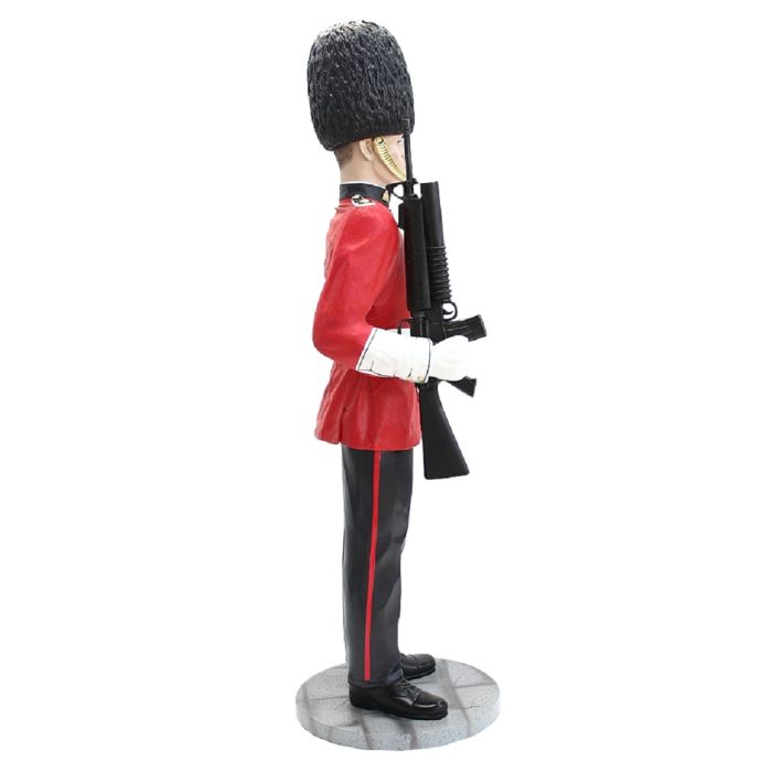 Britischer Wächter mit Waffe lebensgroß Deko- & Werbefigur
