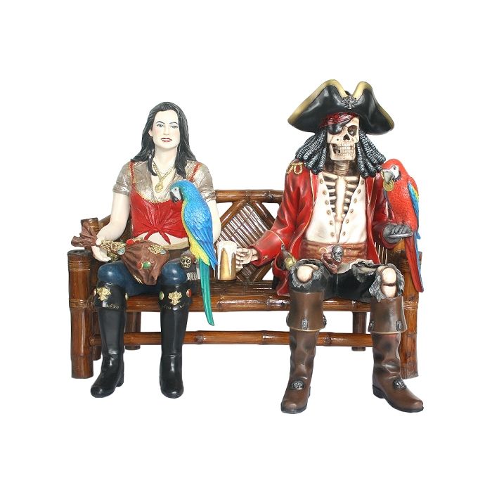 Piratenfrau und Piratenskelett auf Bank lebensgroß Deko- & Werbefigur
