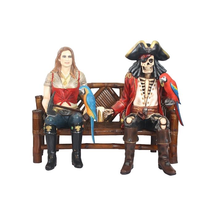 Blonde Piratenfrau und Piratenskelett auf Bank lebensgroß Deko- & Werbefigur