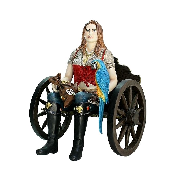 Blonde Piratenfrau auf Wagenbank lebensgroß Deko- & Werbefigur
